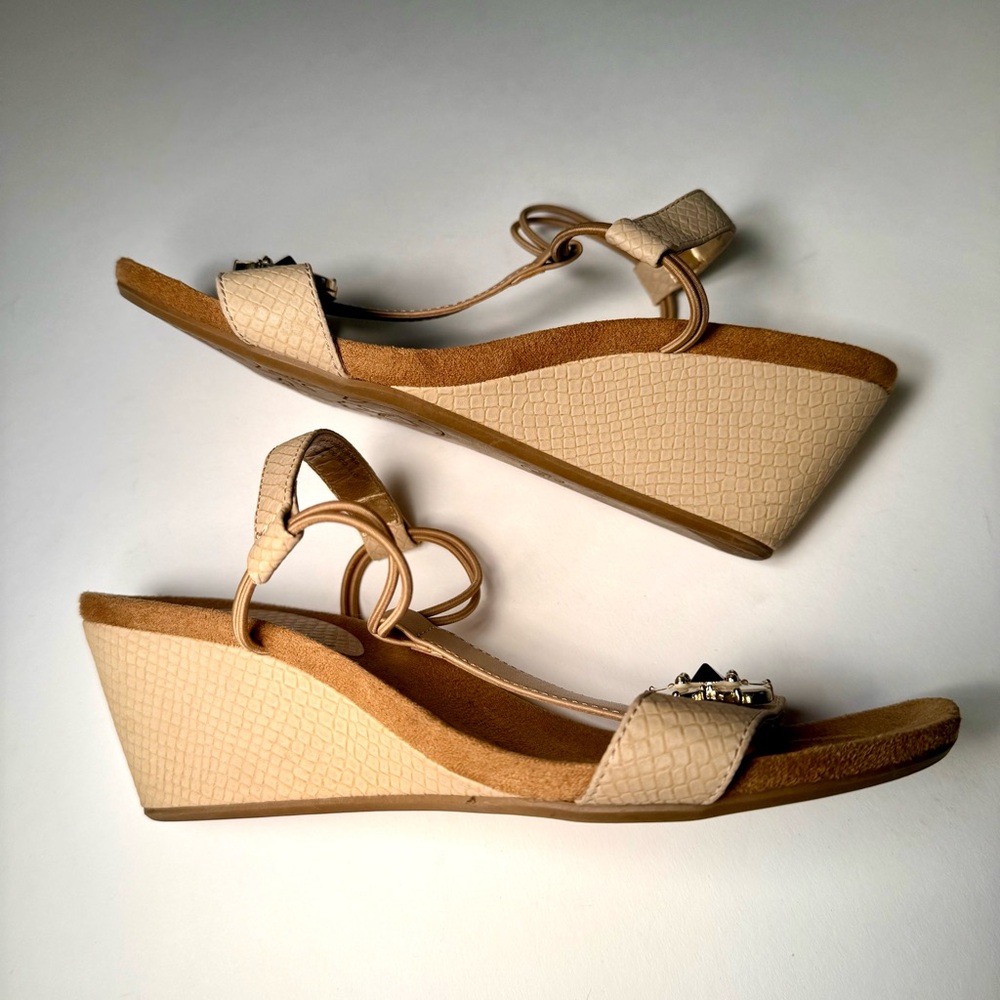 Lindsay Phillips Megan Tan Wedge T- Strap Sandals Snap Shoes Size 7 - Picture 5 of 7
